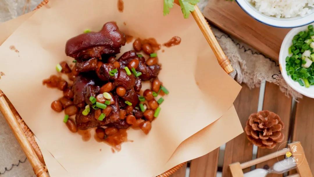 经过长时间炖制的猪手，油脂都融化了，吃一口肥而不腻。