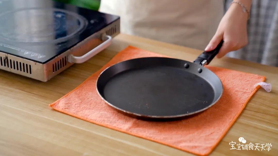 再一次下饼糊时，先把平底锅放到湿巾上冷却