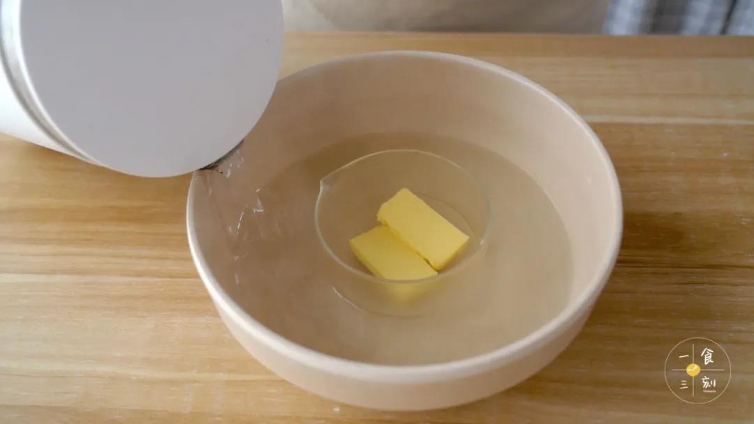 第3步：取一个小碗，将一小块黄油隔水融化成液体