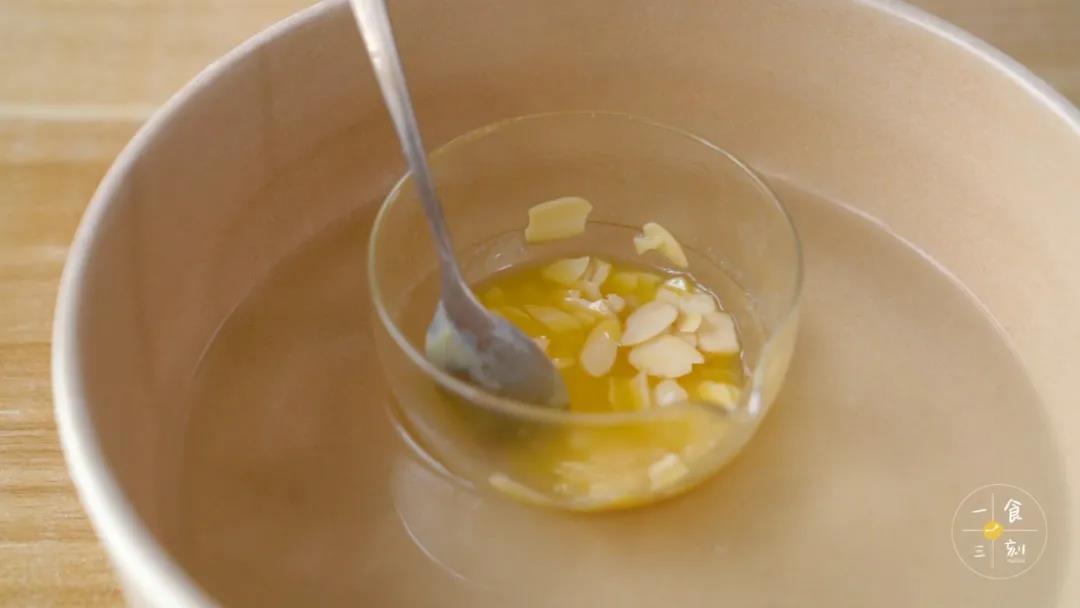 第5步：倒入杏仁片拌匀，使杏仁片被黄油包裹