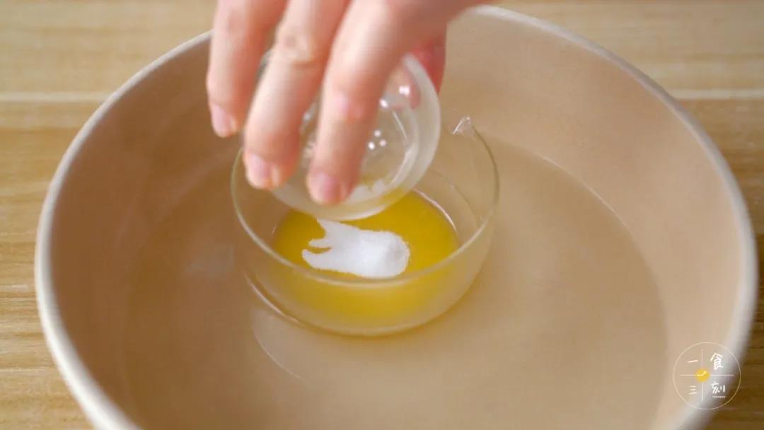 第4步：在融化的黄油里加入适量细砂糖，趁着热水的温度搅拌至融化