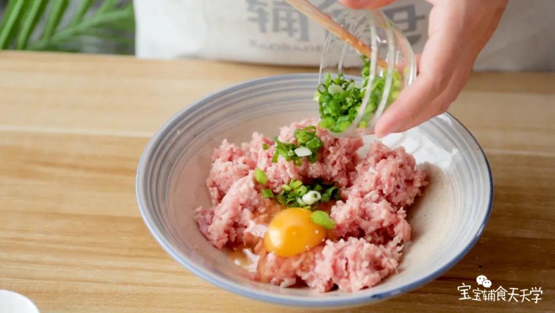 倒出肉馅，加入鸡蛋、葱花、玉米淀粉、松茸粉