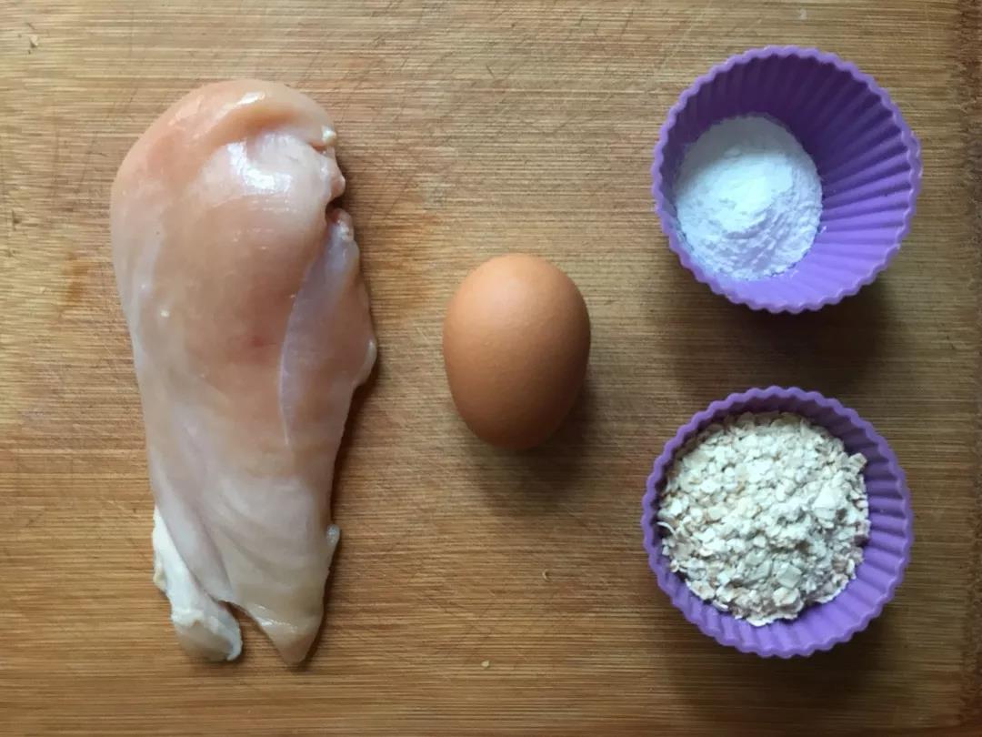 第1步：鸡肉、鸡蛋洗净擦干，燕麦片、淀粉称重备用。