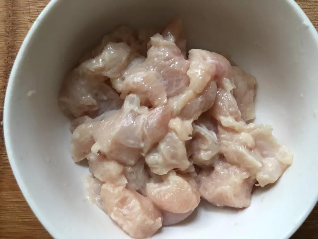 第3步：加入淀粉，少量多次加水，抓捏揉搓，让鸡肉充分吸收水分。