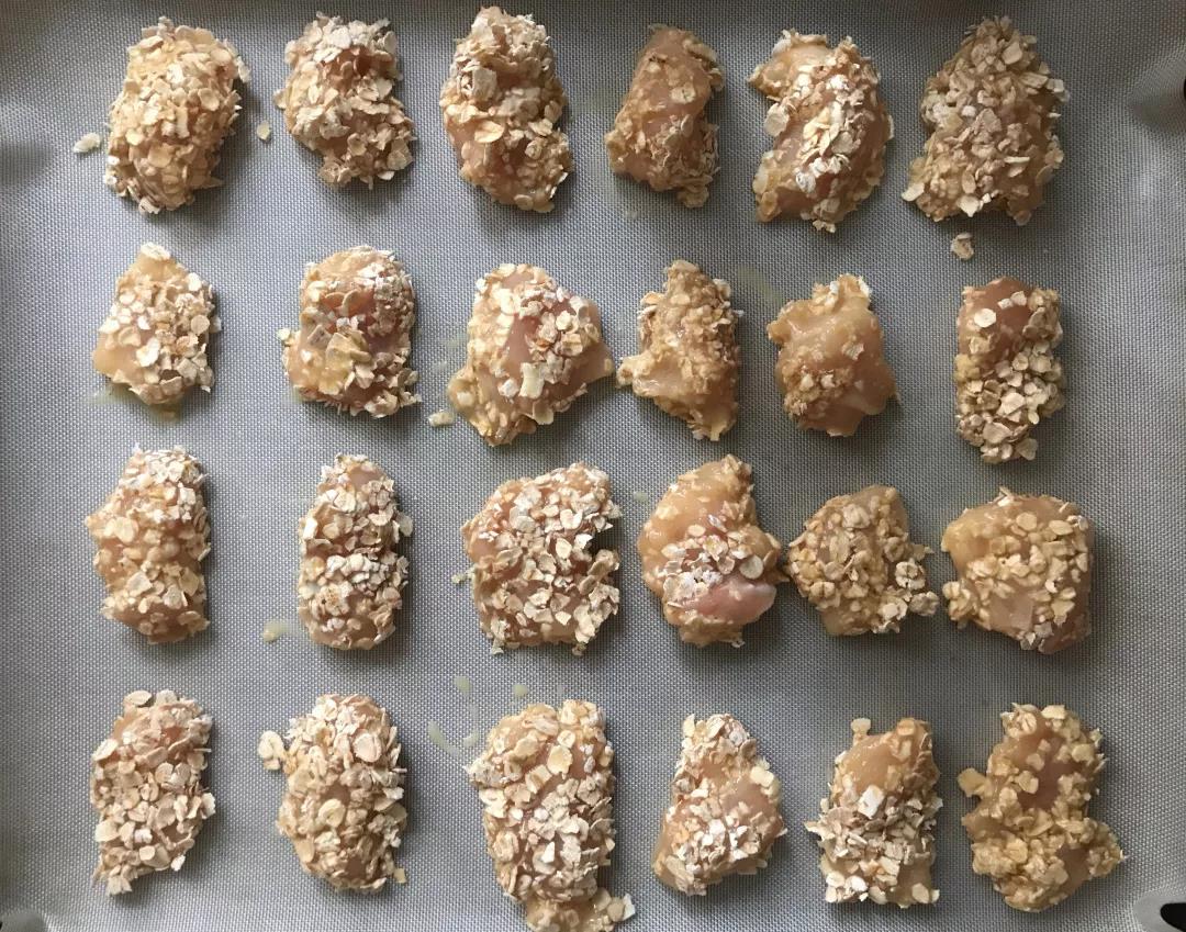 第6步：提前预热烤箱200度。放入烤箱中层，上下火200度烤40分钟。取出翻面继续烤10分钟。