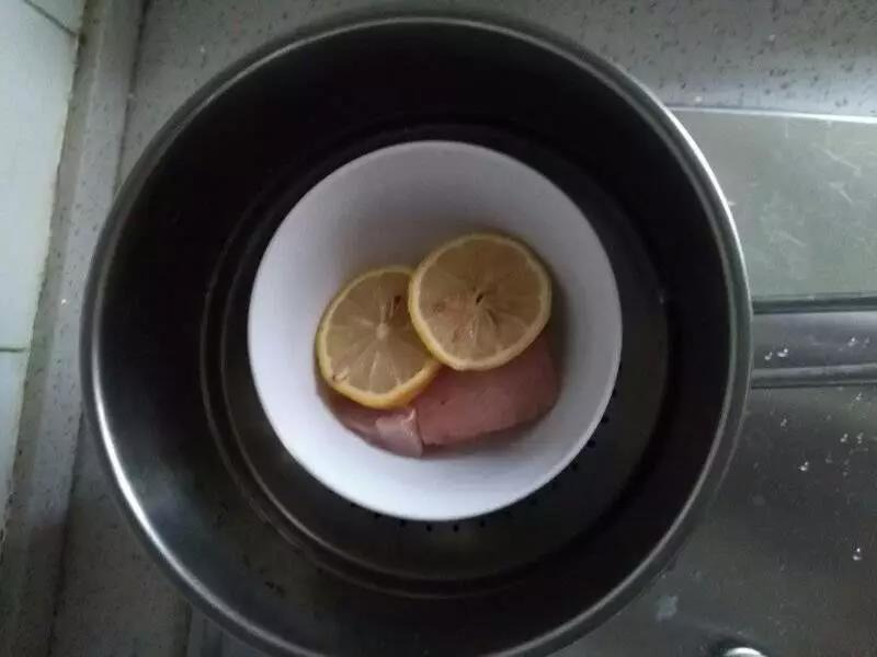 柠檬片腌制鱼肉，然后上锅蒸7分钟左右。