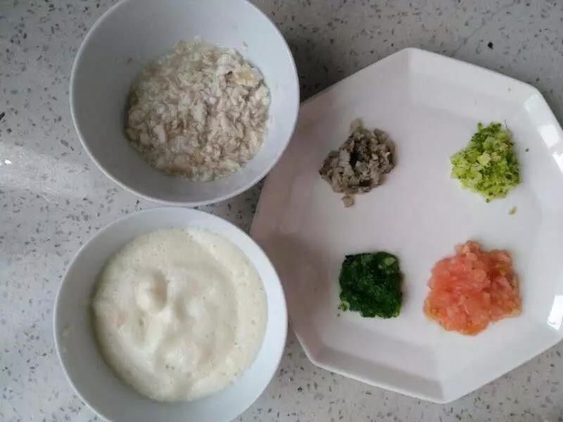 将山药加入清水打成泥状，鱼肉碾碎，其他蔬菜全部切碎。