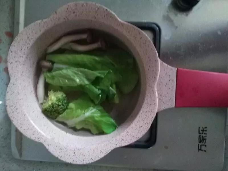将蔬菜焯水煮熟。