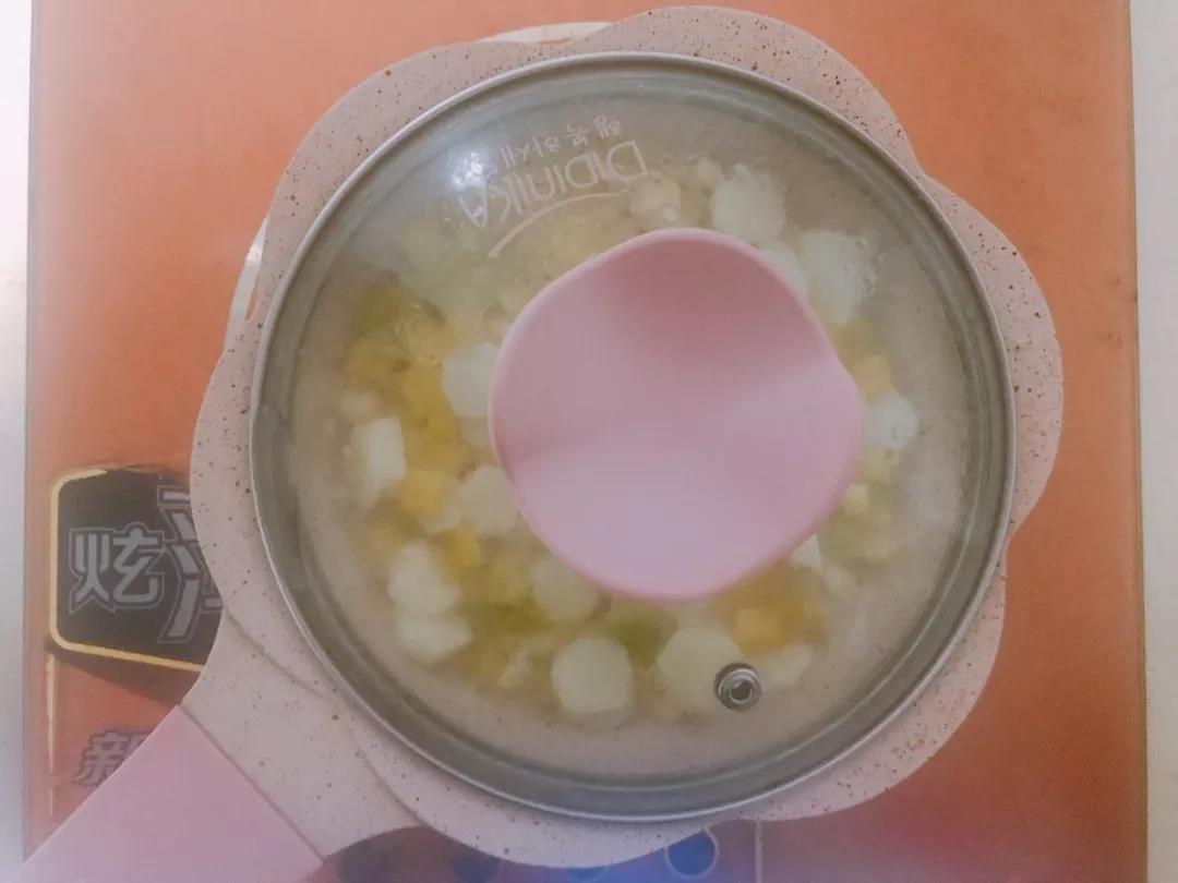 第7步：盖上锅盖焖煮至蔬菜丁熟透软烂。