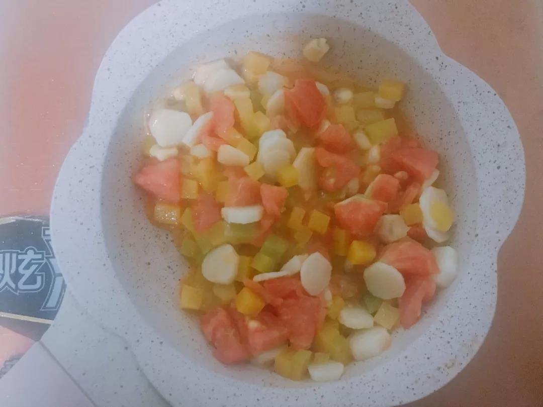 第8步：加入西红柿炒软到出汁。