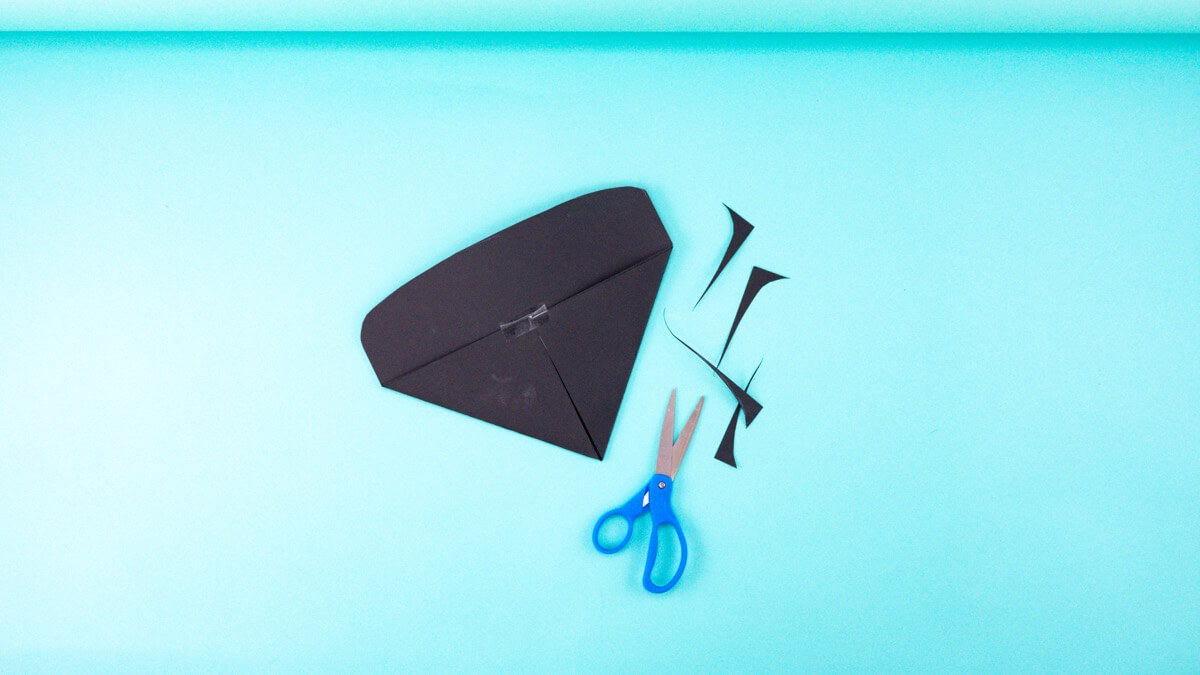 步骤4：画曲线并用剪刀修剪，同时剪掉两层，将帽子边缘的角弄圆。