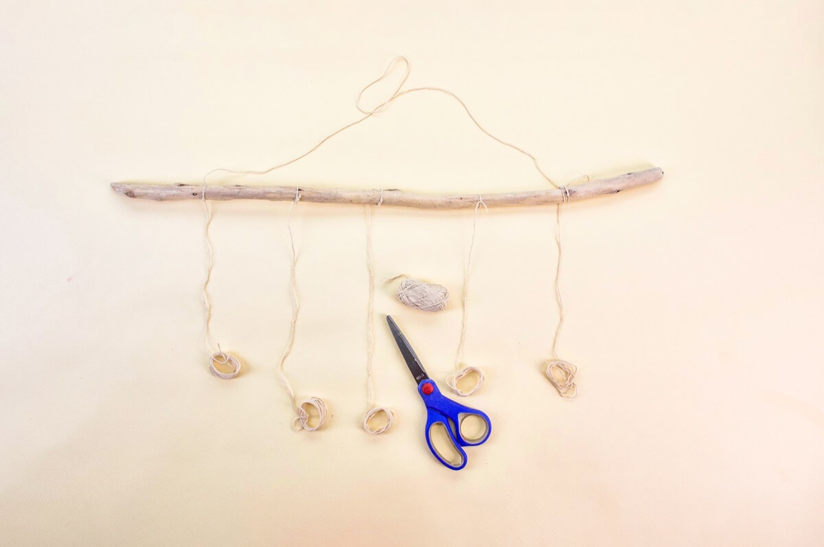 步骤8：准备好你的树枝，系上线挂起来，然后系上几段线来悬挂你的叶子。 