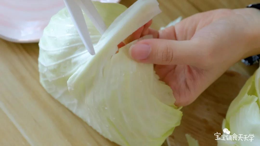 把包菜较硬的梗用辅食剪刀剪掉