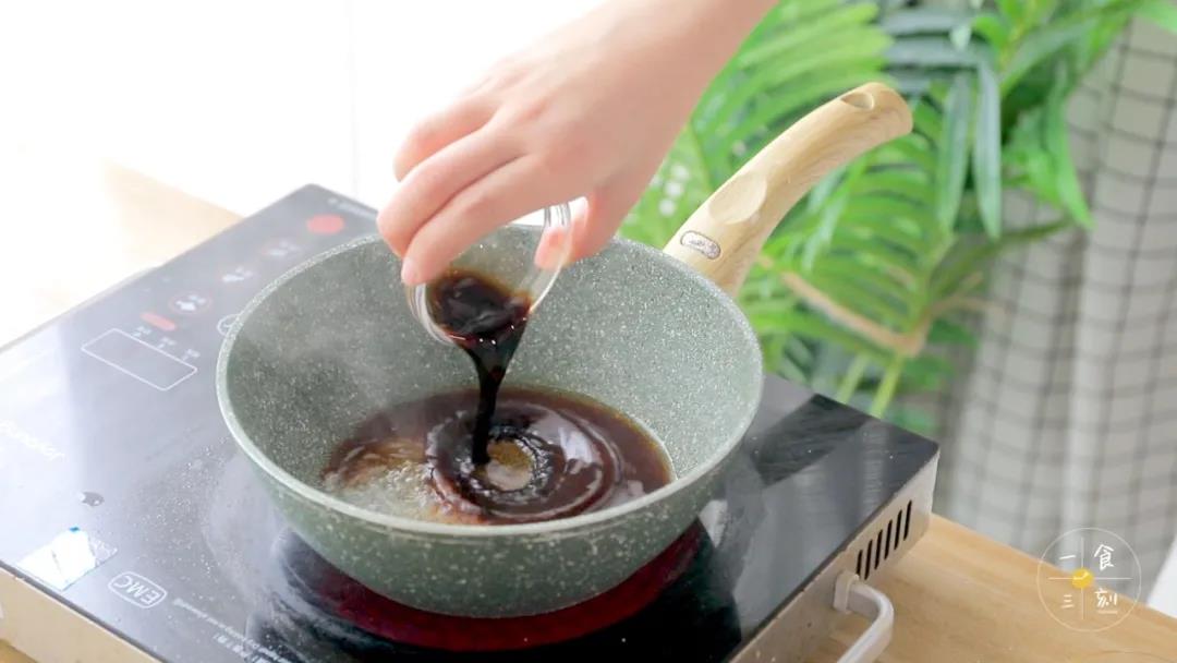 锅中加入50克水，倒入糖、松茸粉、醋、酱油，煮开