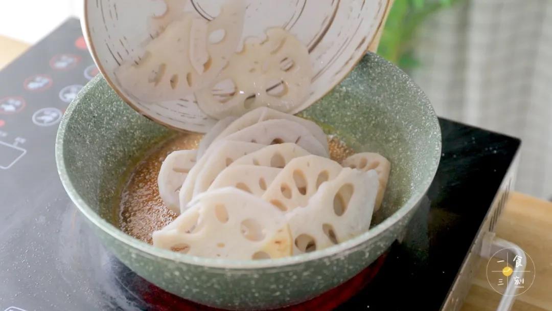 加入藕片翻炒均匀