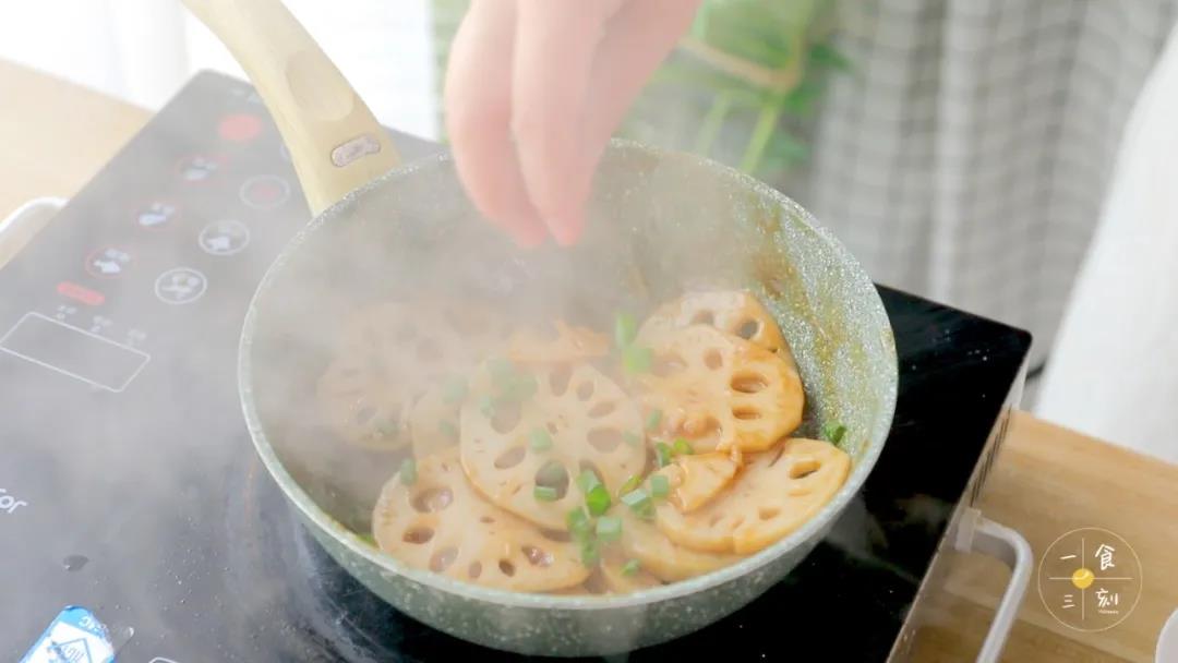 最后撒上葱花，翻炒一下就好啦