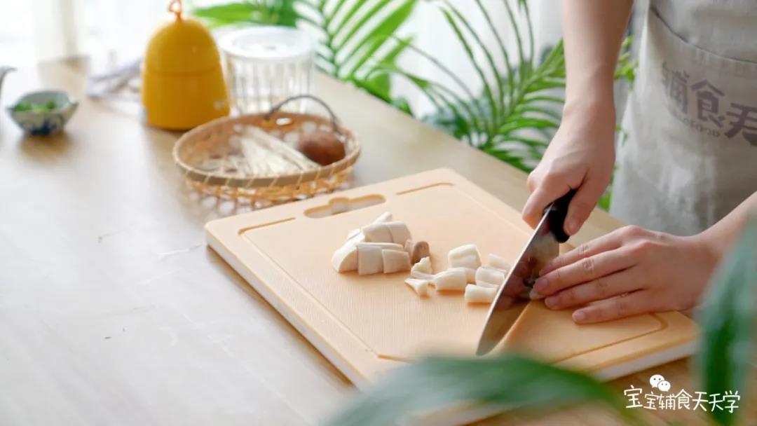 把菌菇切小块，放入搅拌机搅拌碎