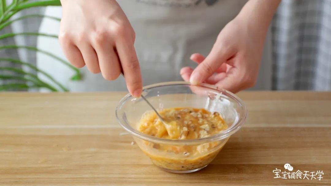 鸡蛋打成蛋液，把炒好的菌菇倒入蛋液中