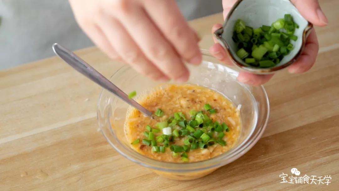 撒上葱花，搅拌均匀