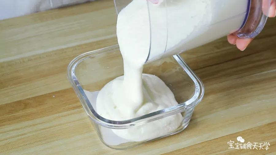 容器底部垫上油纸，倒入糊糊