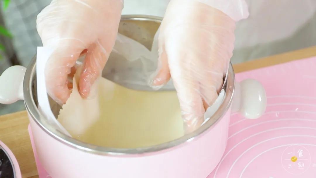 蒸锅内垫上一层油纸或蒸笼布，待蒸锅上汽后放入擀好的饺子皮，蒸3分钟蒸熟成春卷皮