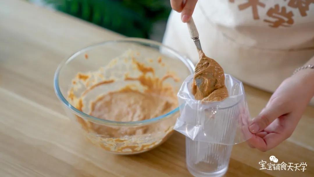 面糊装入裱花袋