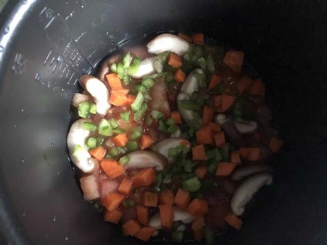 米饭洗净，加适量水，放入高压锅内。并铺上青椒、鸡肉、胡萝卜、香菇。