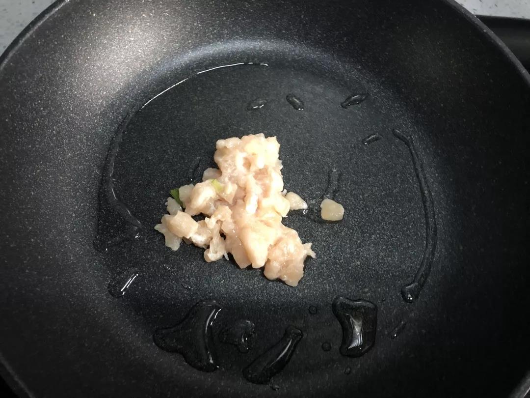 锅内倒油，放入鸡丁翻炒至变色后盛出。