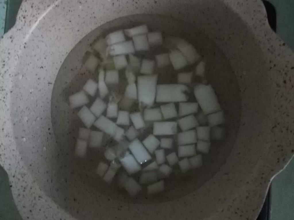 冬瓜去皮切丁，煮三四分钟捞出沥干水分。