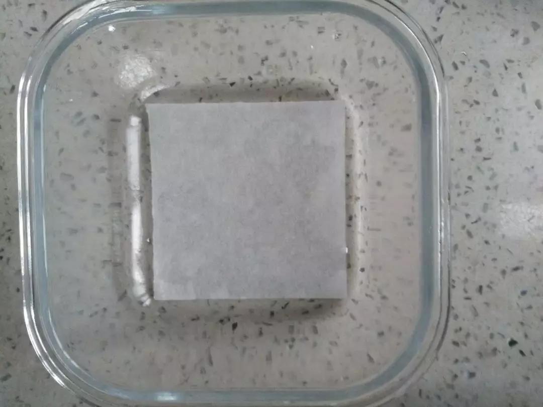在耐高温的玻璃碗中铺上硅油纸。
