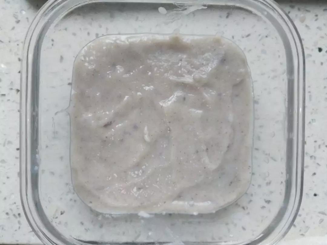 倒入玻璃碗中，将表面刮平。