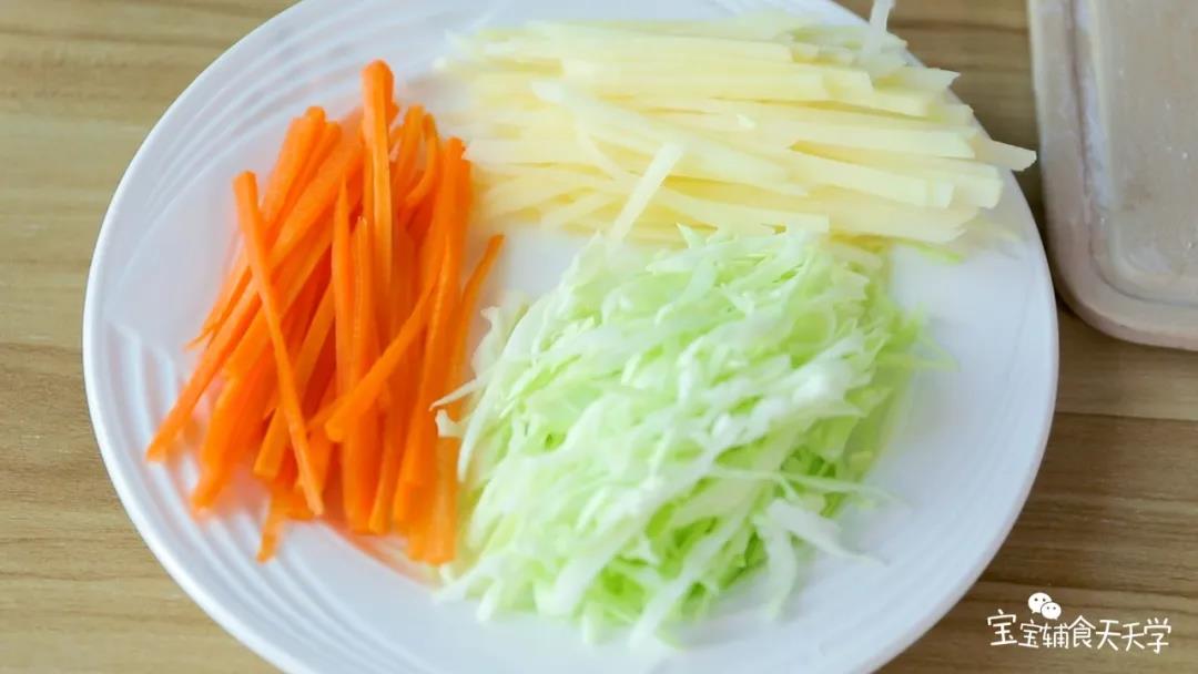 把蔬菜切成细丝，备用