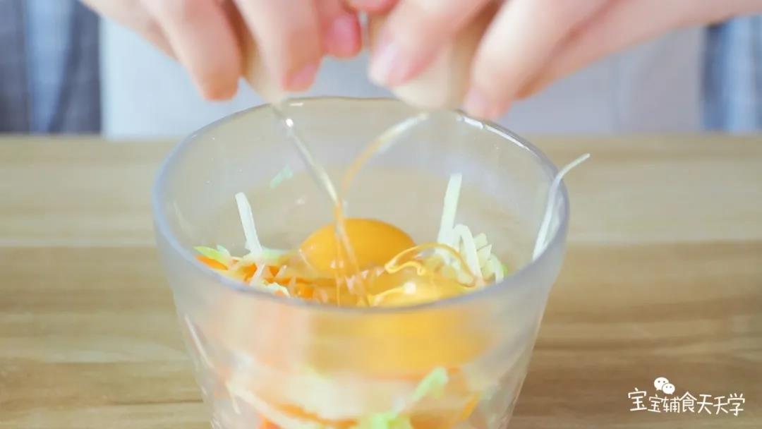 打入2个鸡蛋，然后把所有材料混合均匀