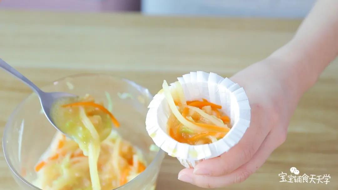 烤箱预热180度，把食材放入纸杯中，装至8分满即可