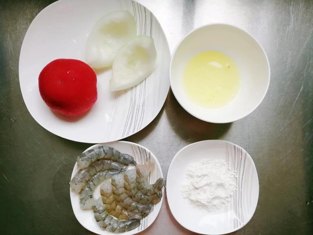 准备食材，鲜虾洗净，去头去尾和去掉虾线。