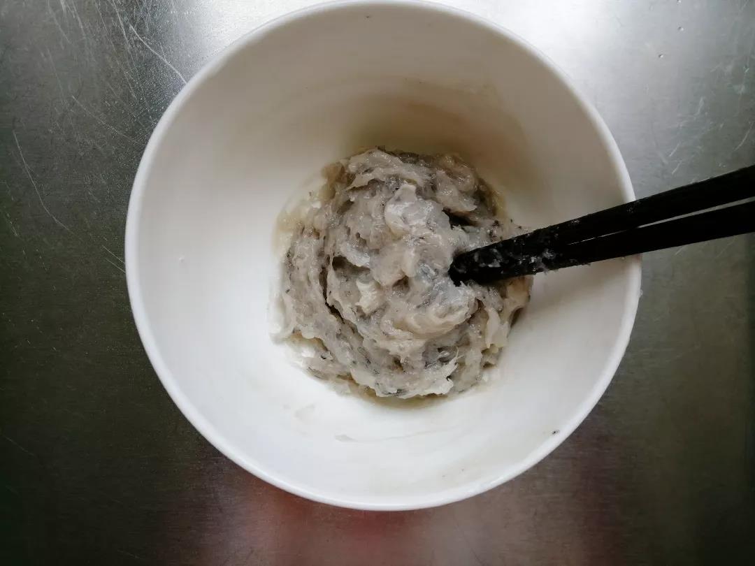 将虾仁剁泥，加入蛋清和玉米淀粉，用筷子朝一个方向搅拌上劲后备用。
