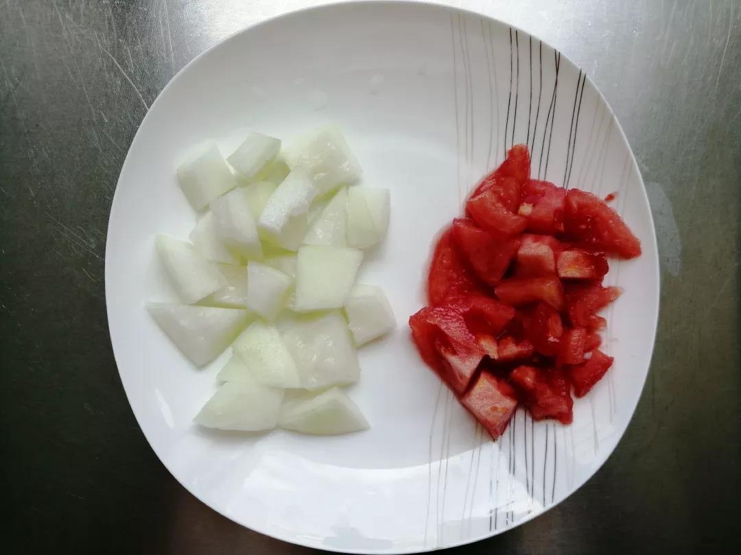 番茄去皮后切小块，冬瓜切成小块。
