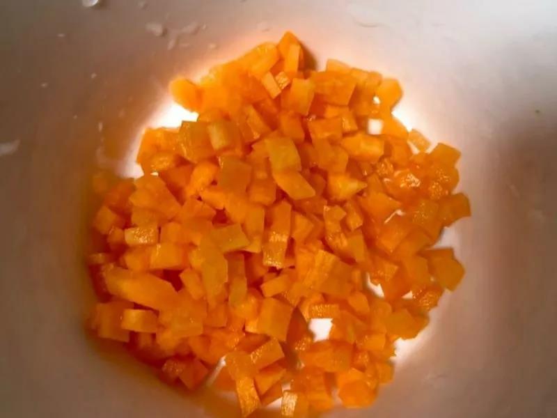 胡萝卜切丁。