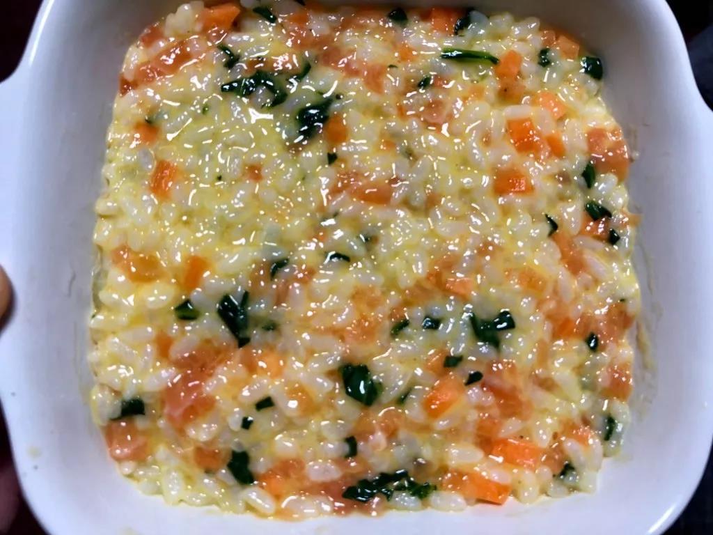 将混合好的米饭倒入模具中铺平。