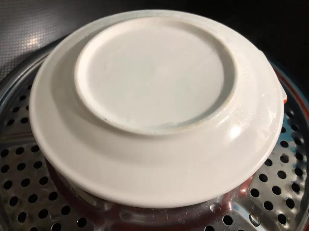 盖上盖子，水开后上锅蒸20分钟即可。