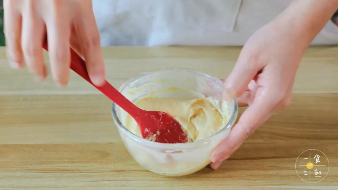 筛入面粉混合均匀至细腻无颗粒