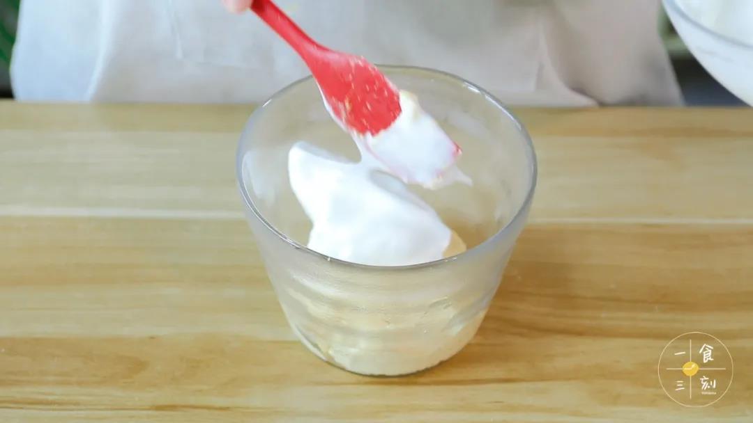 面糊里勺入一点蛋清翻拌均匀