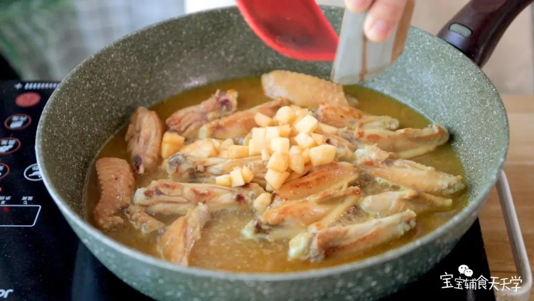 加入苹果粒，小火焖煮5分钟至入味