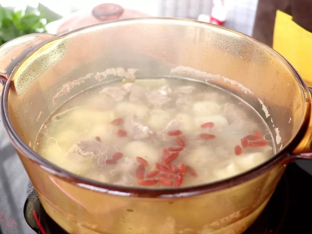 第6步：出锅前三四分钟，放入清洗干净的枸杞。