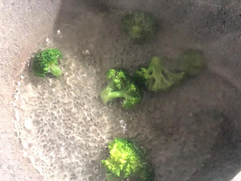 将西兰花焯水。