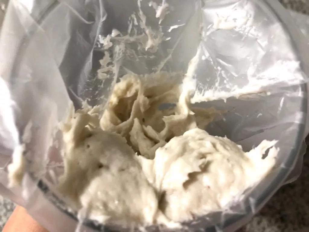 倒入裱花袋，裱花袋下端剪一个0.5厘米左右的小口。