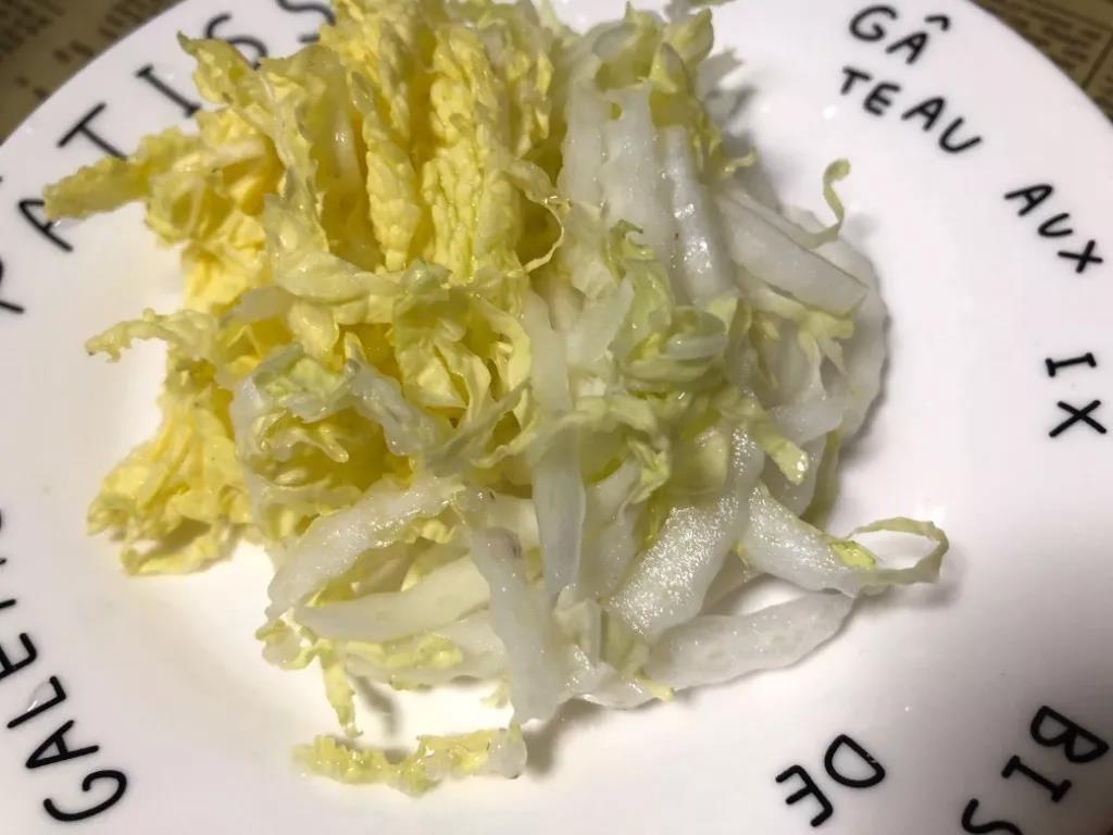 娃娃菜切成细条。