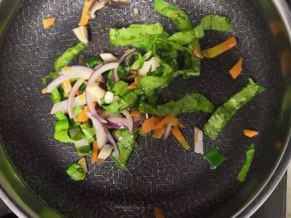 第7步：加入油麦菜继续煸炒至软。