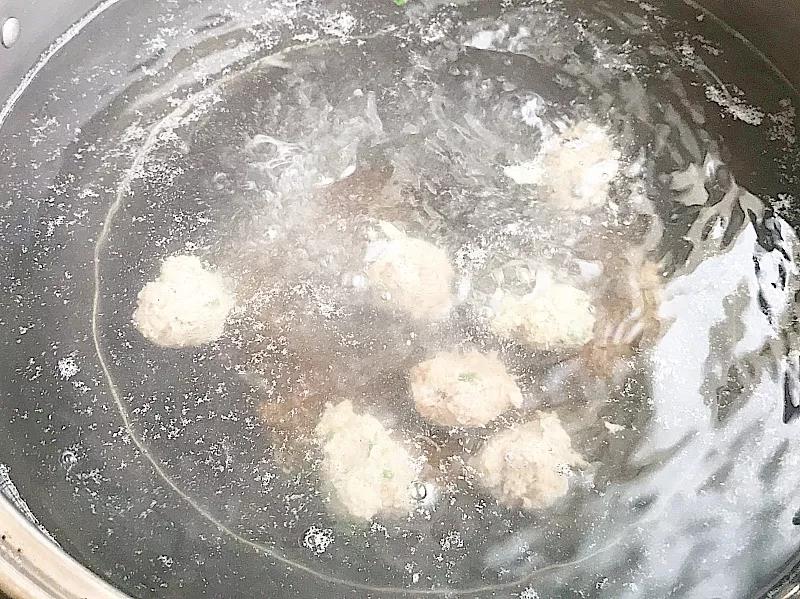 放入滚开的水中，依次将所有肉丸全部做好。