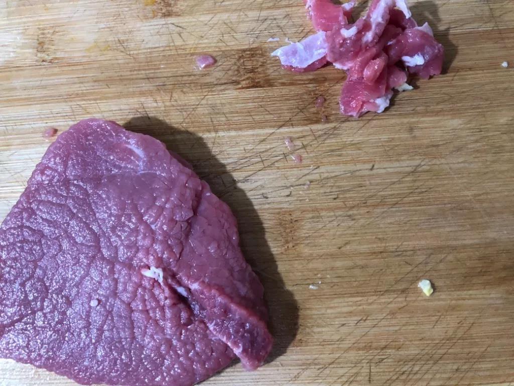 牛肉泡去血水后剔除筋膜。